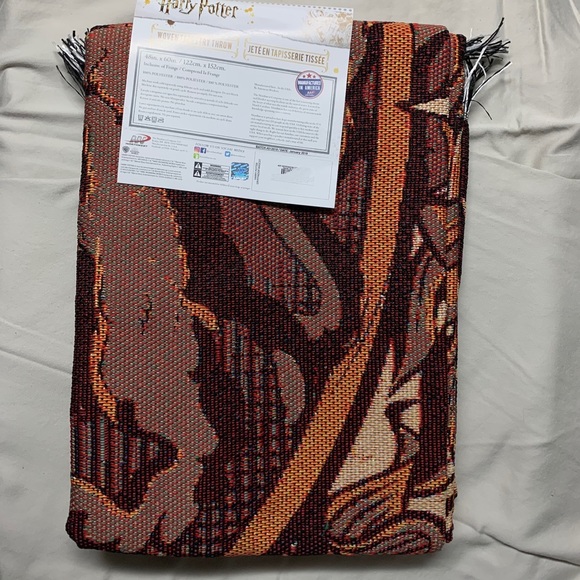 HARRY POTTER Gryffindor House Crest Woven TAPESTRY THROW BLANKET! - Picture 4 of 10